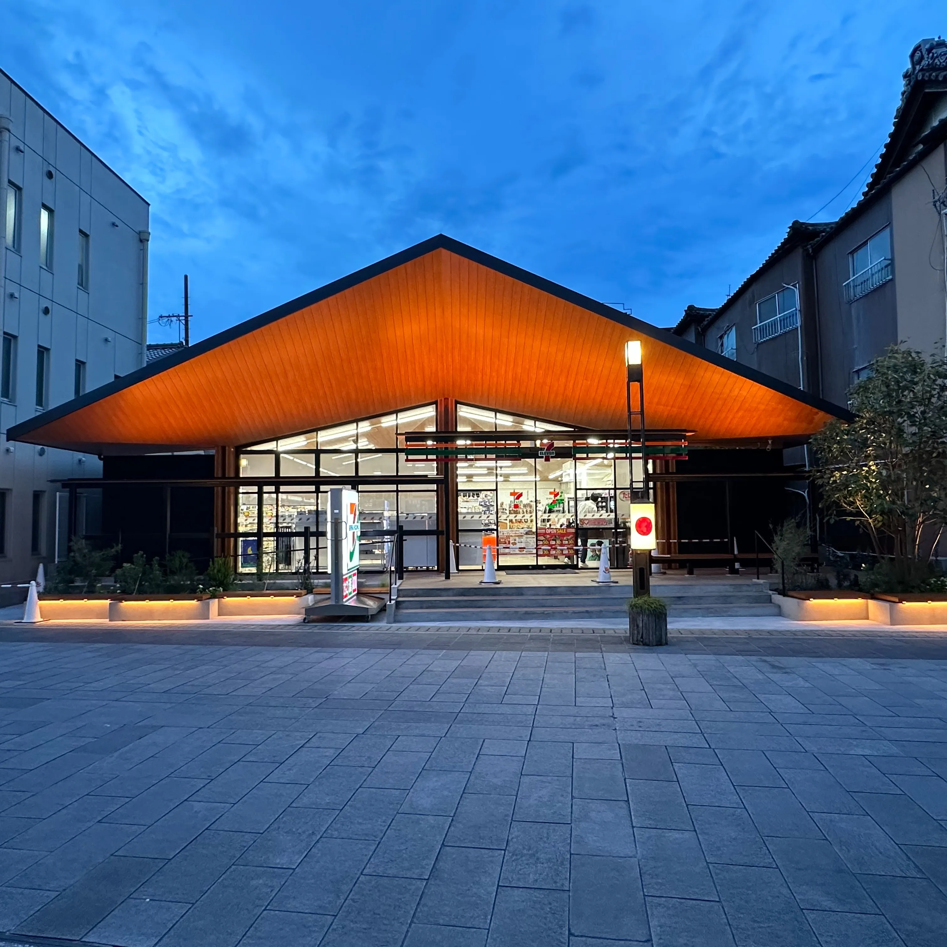 夜の街を照らす建築の魅力。